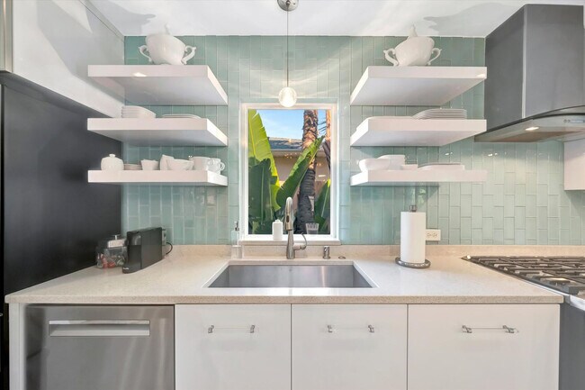 Building Photo - 3002 Pass a Grille Way