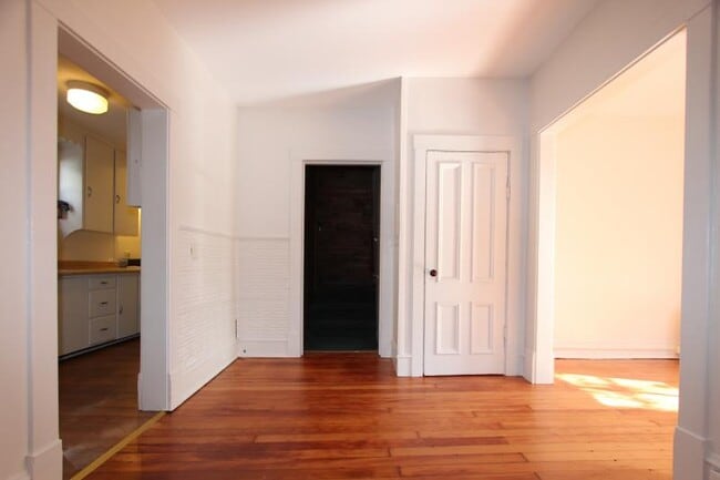 Building Photo - 14 Crombie St