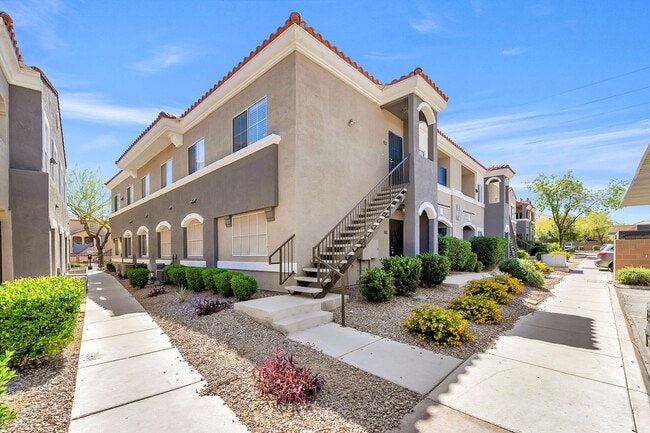 Building Photo - Spacious single-level, first-floor unit featuring 3 bedrooms and 2 bathrooms.