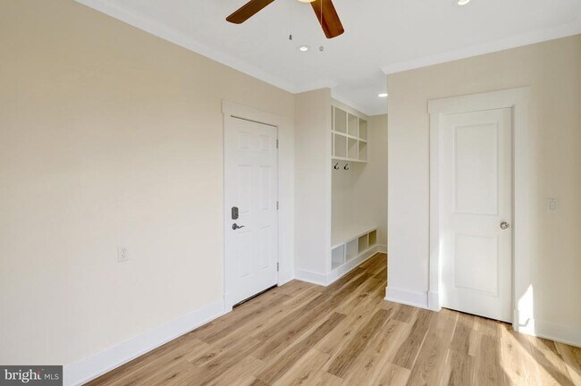 Building Photo - 6120 Beachway Dr