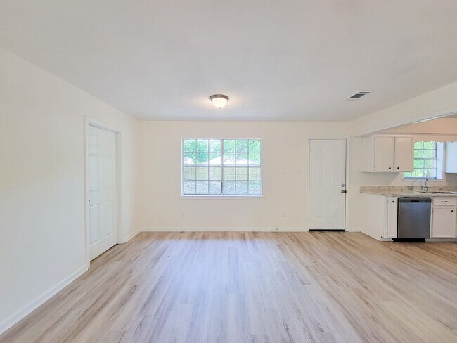 Building Photo - BEAUTIFUL RECENTLY REMODELED LEASE HOME IN HUNTSVILLE, TEXAS