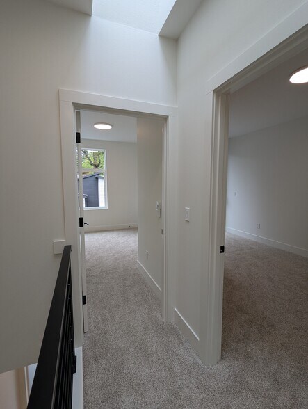 Building Photo - 5041 SE King Rd