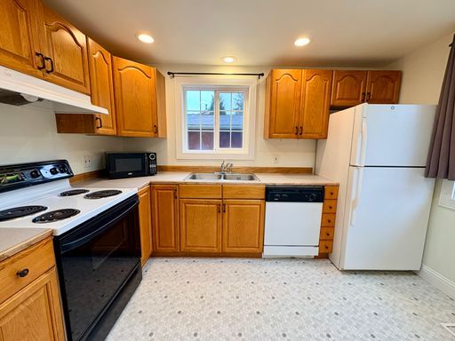 Building Photo - Darling three bedroom in Haller Lake!