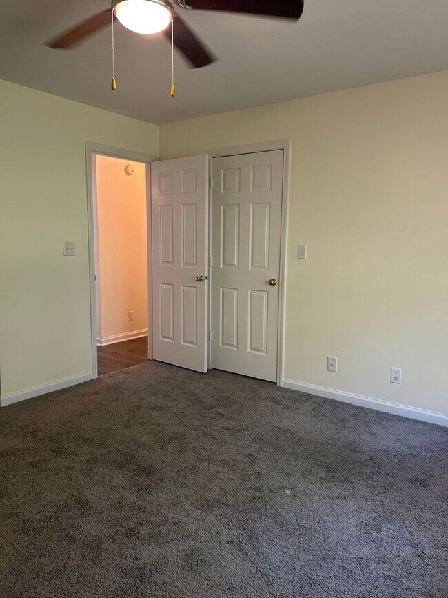 Building Photo - 4320 Roundtable Ct