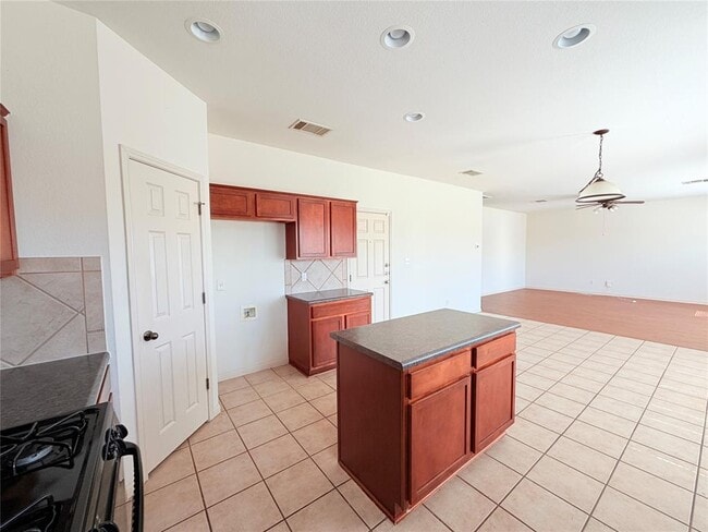 Building Photo - 1913 Short Summer Dr