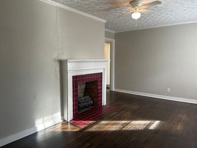 Building Photo - 3 Bed and 2 Bath in Atlanta with a Bonus R...