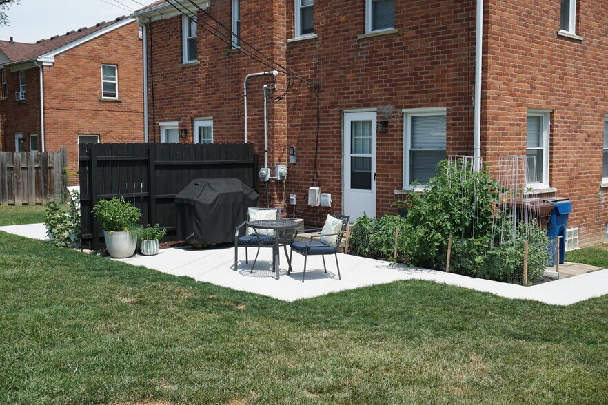 Building Photo - 340 Parkview Dr