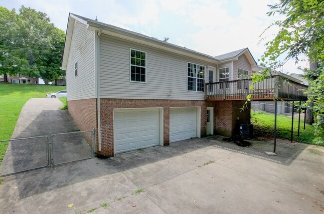 Building Photo - 3 bed 2 bath w sweet basement.  Go