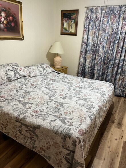 Master Bedroom - 4940 Vincennes St