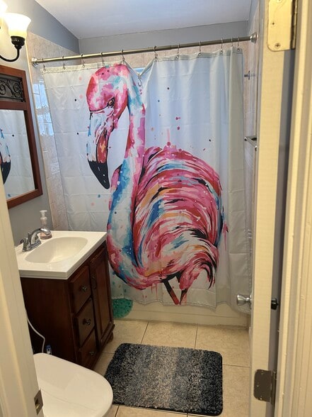 Bathroom (Tub) - 5698 Pershing St NE