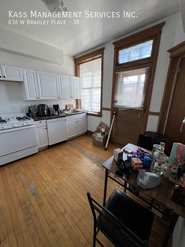 Building Photo - 836 W Bradley Pl
