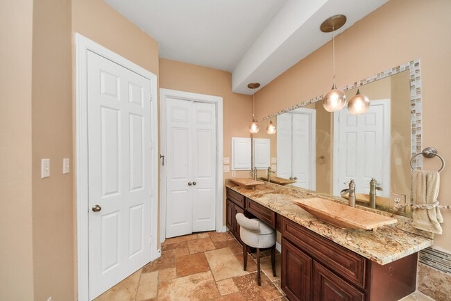 Building Photo - 17314 Pinecreek Hollow Ln