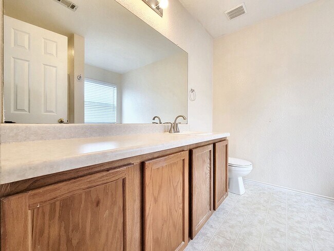 Building Photo - Charming 3/BR 2.5/BA Home with Bright Inte...