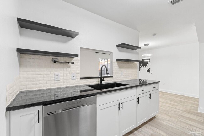 Building Photo - 707 Majestic Dr