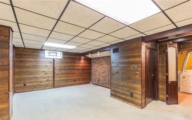 Building Photo - Beautiful spacious cape code move in ready!