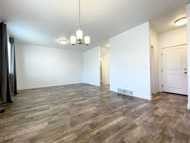 Building Photo - HOLIDAY MOVE IN SPECIAL!