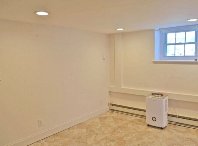 Building Photo - 9 Broadway Ave