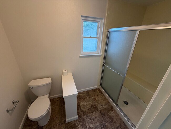 Building Photo - 4 Bedroom | 3 Bathroom | Home in Roseville