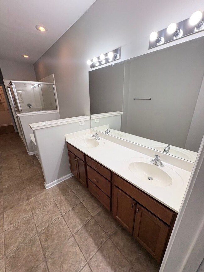 Building Photo - GlenCrossing8811