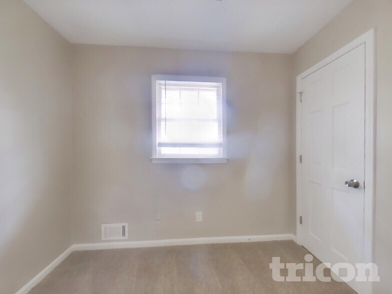 Building Photo - 2339 Country Club Dr SE