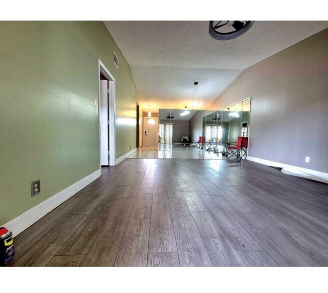 Building Photo - 540 NW 43rd St
