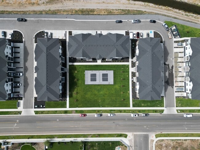 Building Photo - 1322 S Sawmill Blvd
