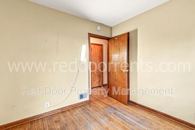 Building Photo - 328 N Post Rd