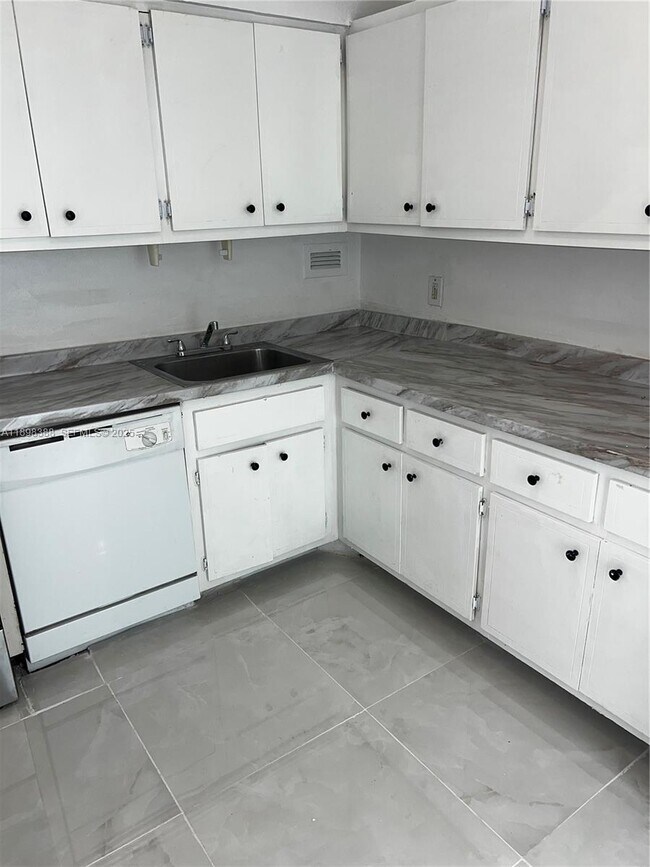 Building Photo - 1455 N Treasure Dr