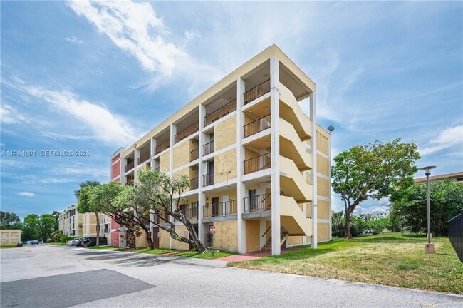 Building Photo - 9220 Fontainebleau Blvd