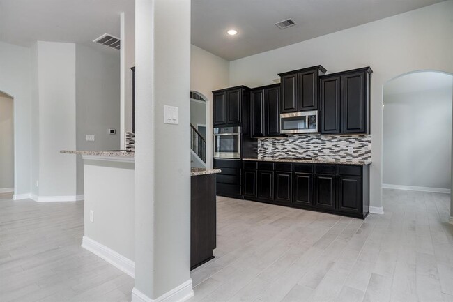Building Photo - 204 Upland Dr