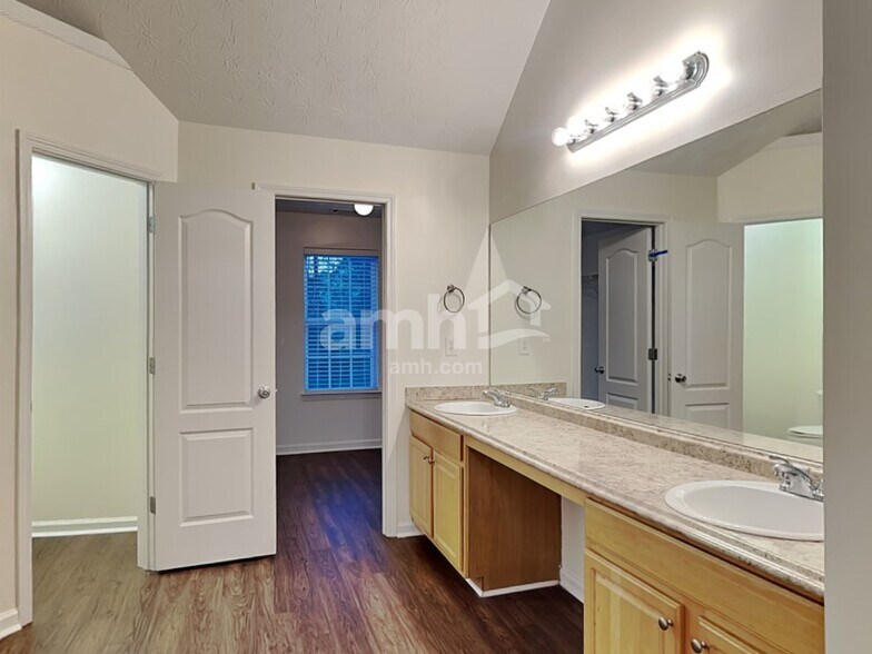 Building Photo - 247 River Pass Ct NE