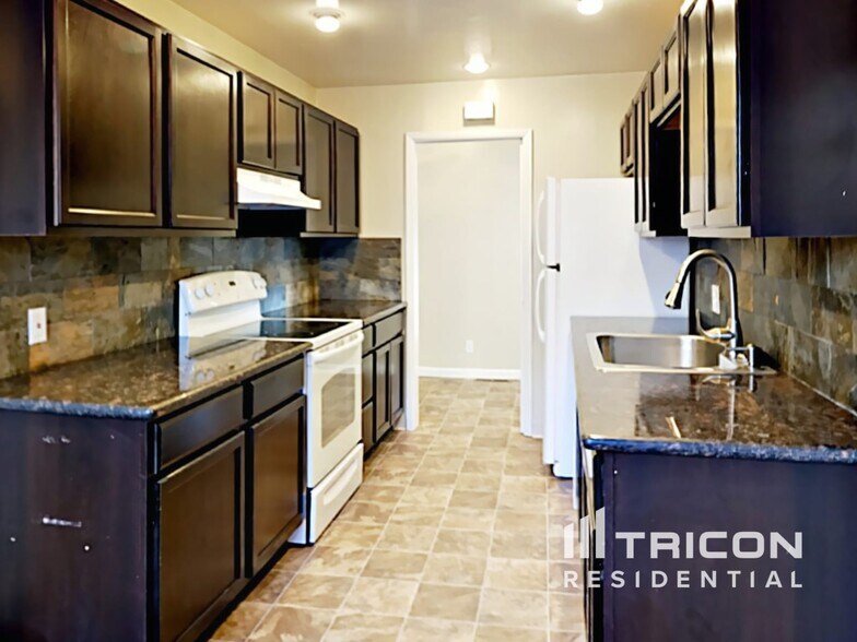 Building Photo - 1355 Royal Dr