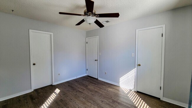 Building Photo - 1223 Redwood Ln