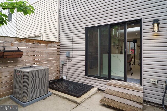 Building Photo - 1449 N Myrtlewood St