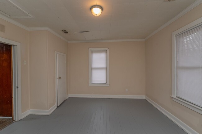 Building Photo - PRICE REDUCED- $995 - Cute 3 Bed/2 Bath Si...