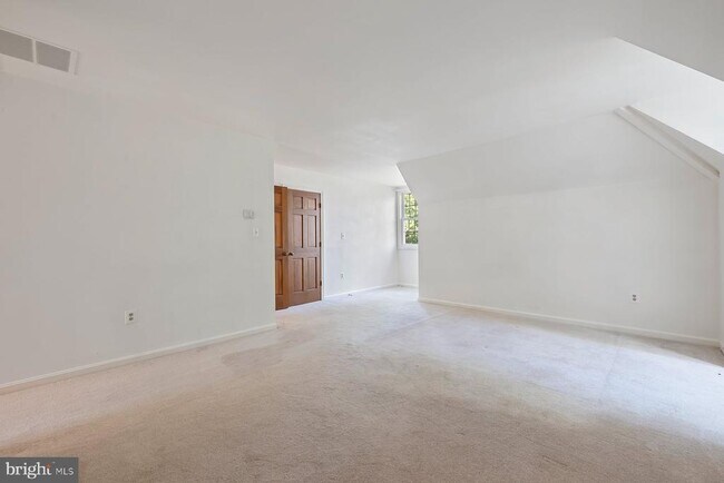 Building Photo - 370 S River Landing Rd