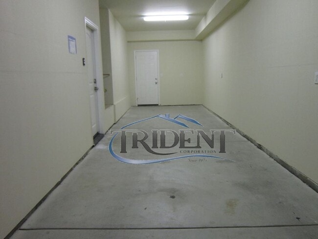 Building Photo - 3 bedroom, 2 1/2 bath halfplex/townhouse