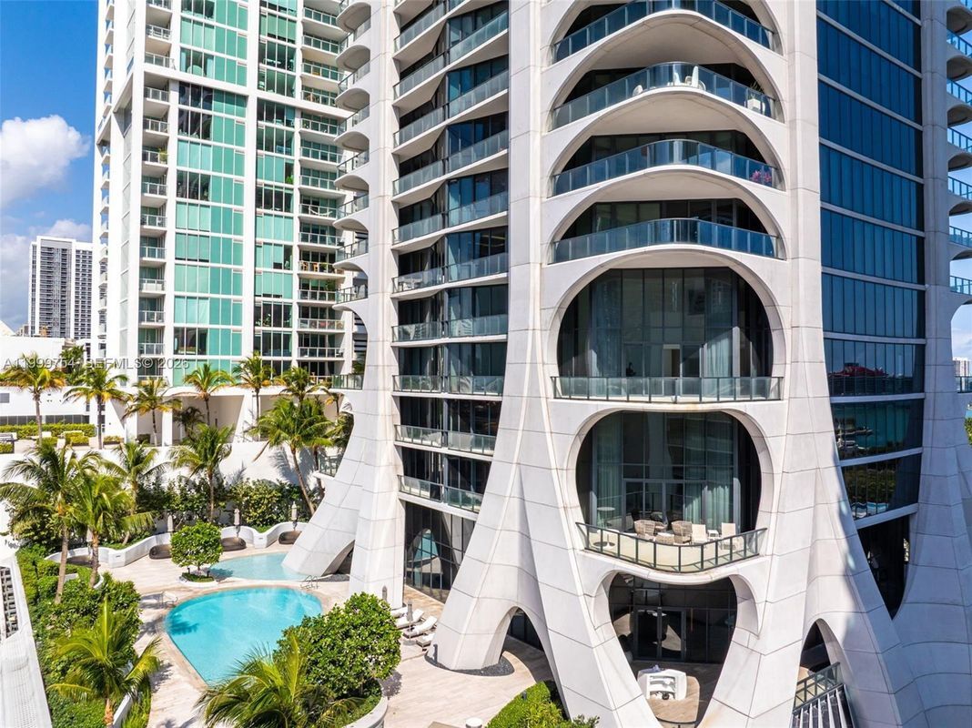 Building Photo - 1000 Biscayne Blvd