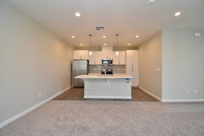 Building Photo - $4,290 / 4 BR - STUNNING NEWER MODEL TOWN HOME IN CENTRAL FREMONT