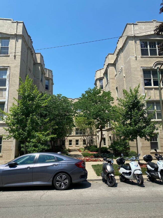 Building Photo - 1448 W Thorndale Ave