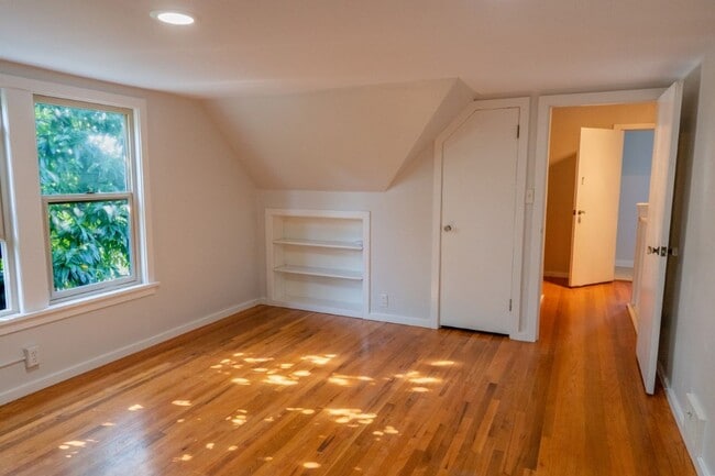 Building Photo - 4Bd/2Ba Seattle House
