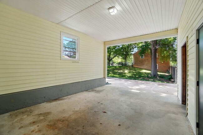 Building Photo - Renovated Gem in Gastonia with Walkout Bas...