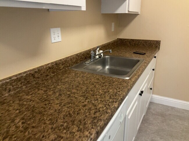 Building Photo - 2 bedroom 1 bth upper unit