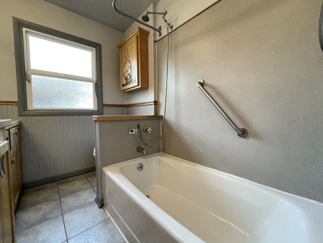 Building Photo - Charming Sellwood Bungalow with Nice Shed, Washer/Dryer, Fenced Yard