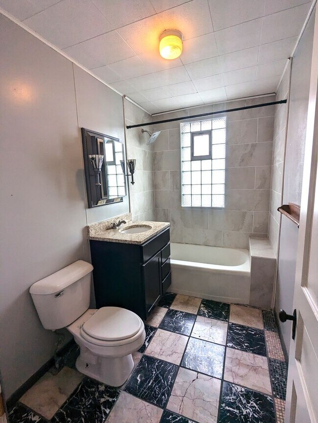 Building Photo - KK - 3205/07 N Bartlett