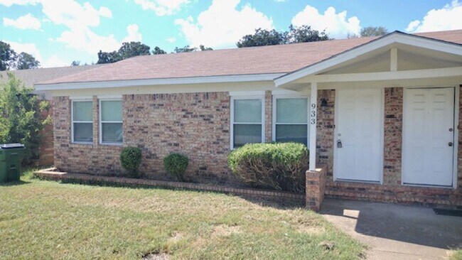 Building Photo - 933 Meadowlark Circle