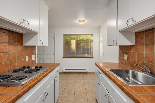 Building Photo - *2 Weeks of Free Rent Promotion!* BEAUTIFU...