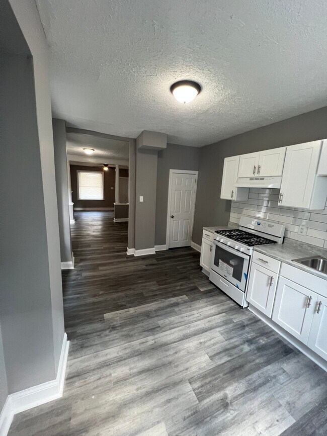 Building Photo - 114 N Yewdall St