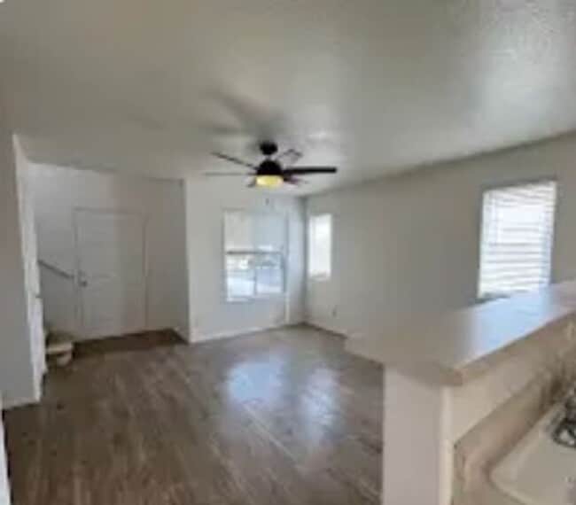 Building Photo - Beautiful 2 bedroom townhouse with garage