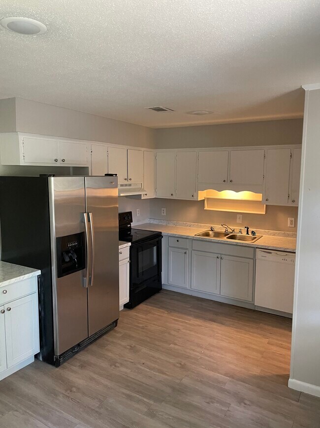 Kitchen - 111 Mayberry Ct